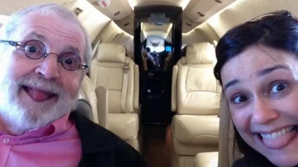 Jô Soares e Flávia Pedras em avião. Eles estão fazendo careta com a língua para fora