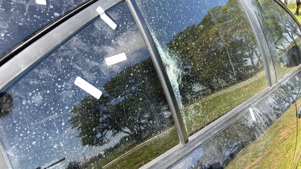 Imagem do carro executivo alvejado