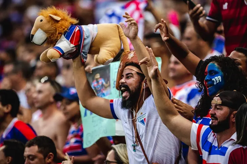 Imagem mostra torcedores de futebol