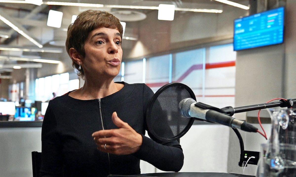 Renata Lo Prete durante gravação de rádio