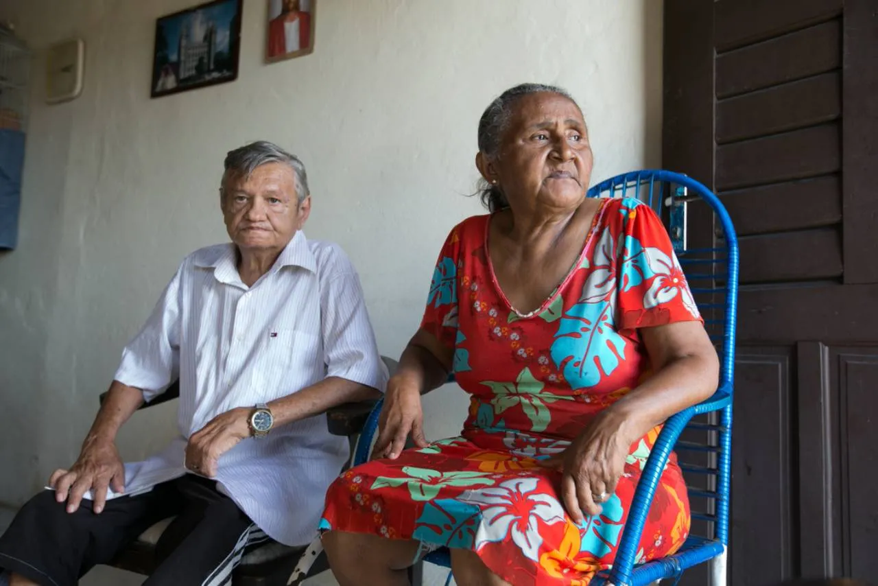 Ana Fátima de Souza, de 64, esperou quase dez anos pela própria aposentadoria e agora luta também pelo benefício de seu marido, Antônio Valdevan, de 62 anos, que tem um distúrbio raro que o impede de trabalhar