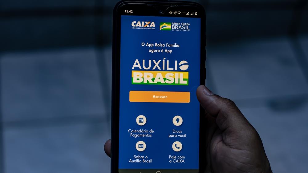Usuário acessando Auxílio Brasil no celular