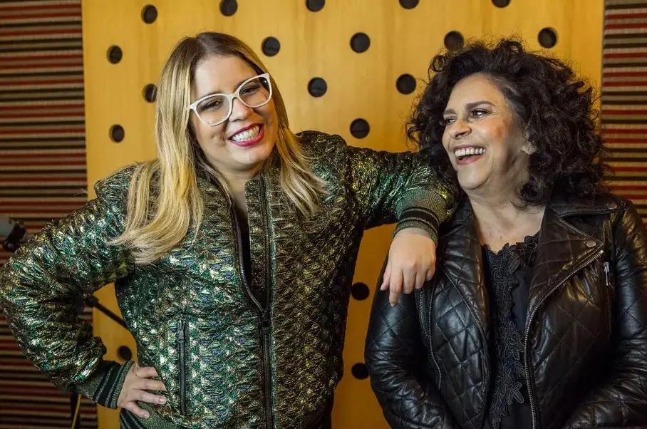 Marília Mendonça e Gal Costa posam para foto. As duas estão sorrindo