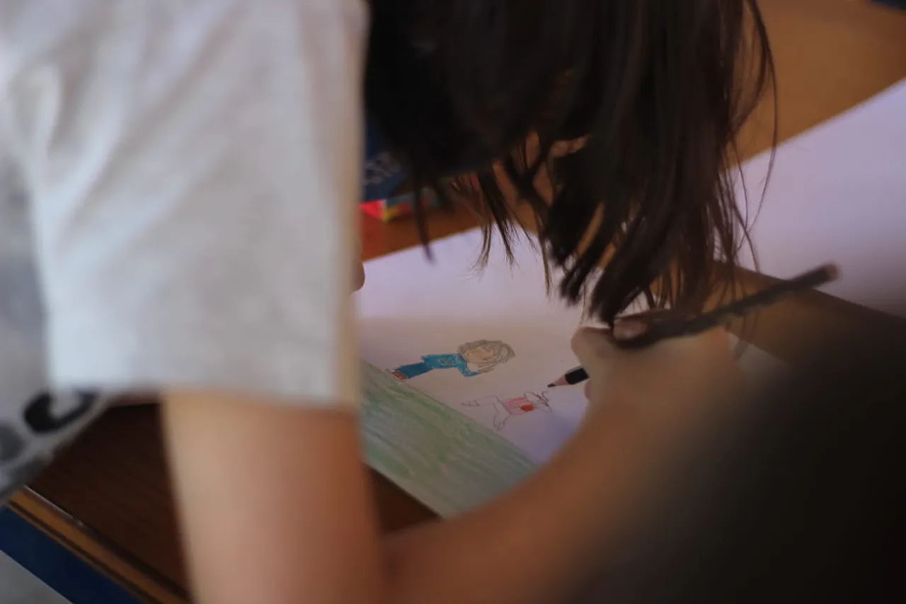Crianças puderam explorar fazer os desenhos com lápis, giz de cera, tinta e massinha de modelar