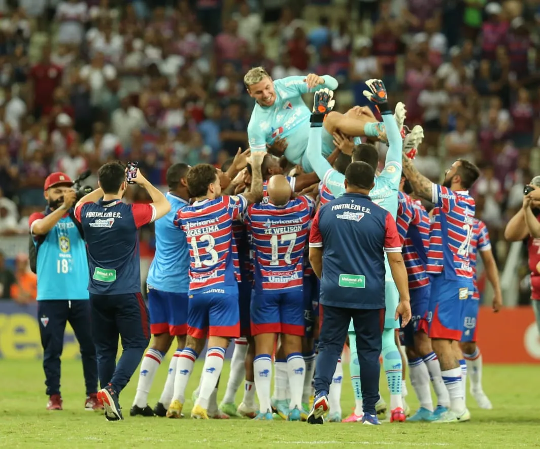 Após a partida, jogador foi homenageado pelos companheiros do time