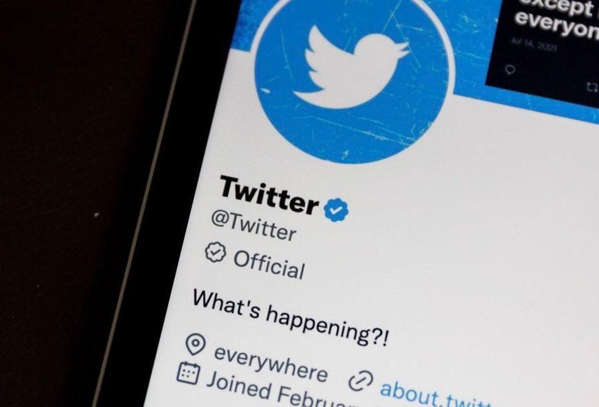 Perfil oficial do Twitter aberto exibindo novo selo de verificação