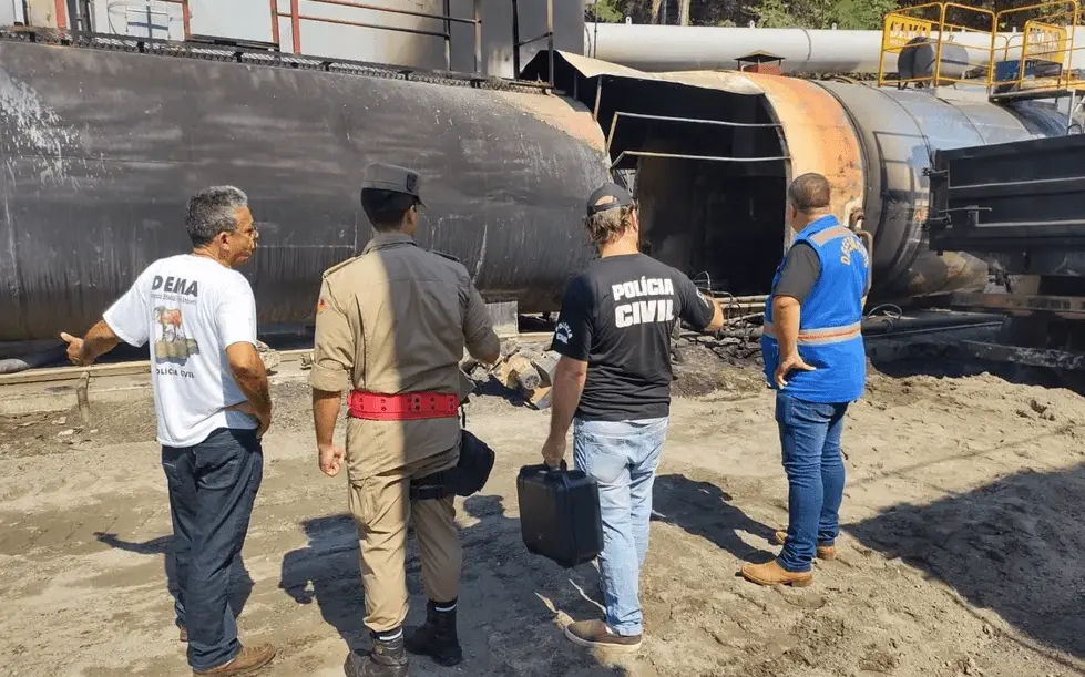 Agentes do Corpo de Bombeiros e Defesa Civil apuram causas de explosão que pode ter causado mau cheiro em Goiânia