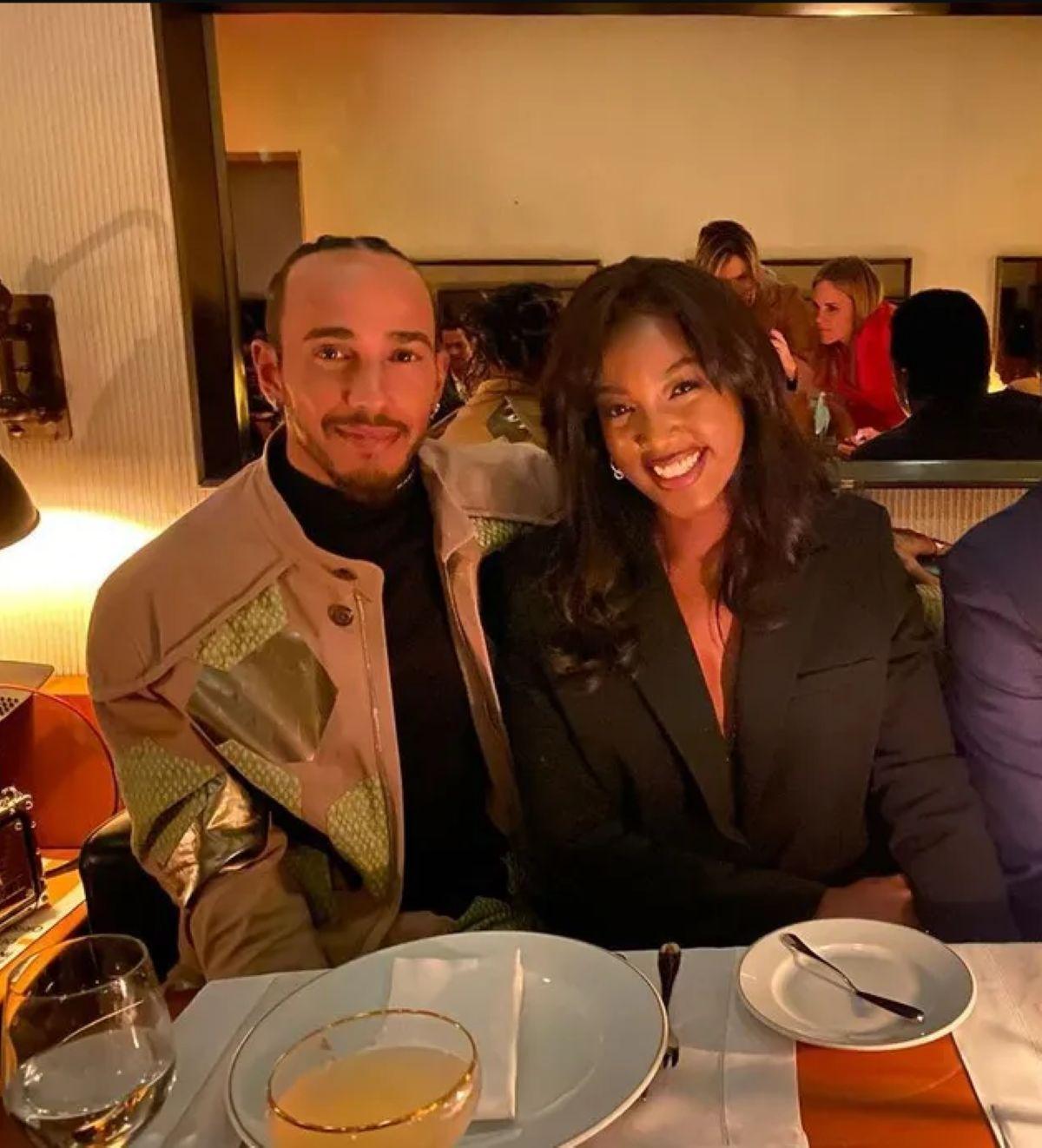 Lewis Hamilton ao lado da cantora Iza em restaurante