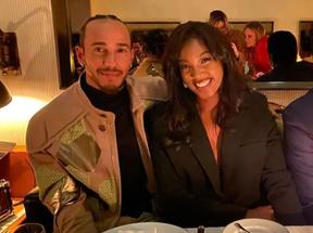 Lewis Hamilton ao lado da cantora Iza em restaurante