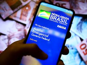 esta é uma imagem de um celular mostrando aplicativo auxílio brasil