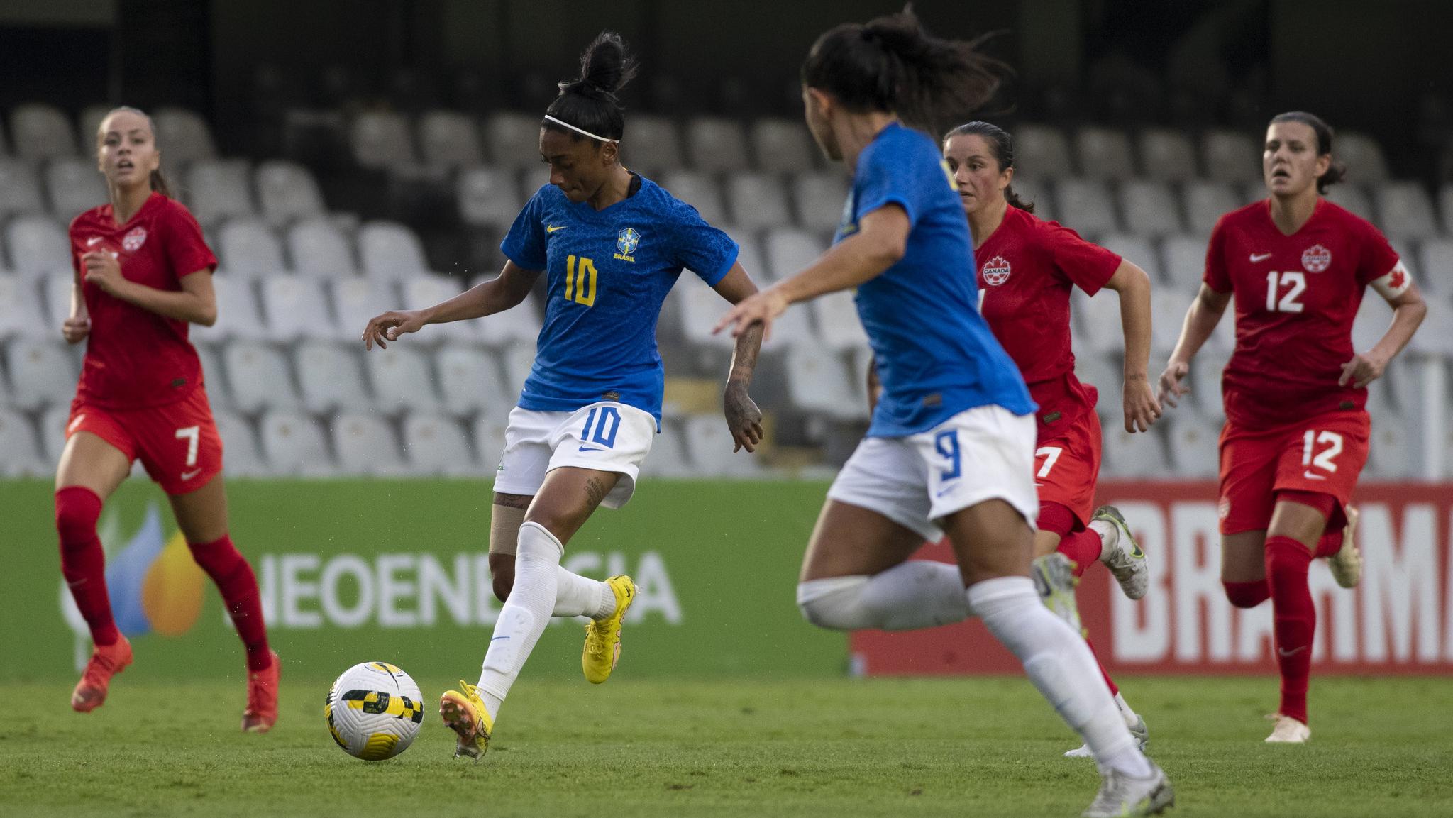 Jogadora De Futebol Feminino Mostrando Emoção Depois De Perder Um