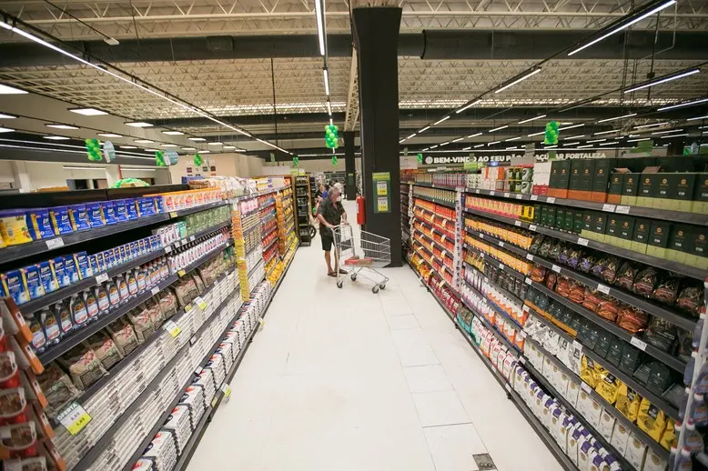 Homem faz compras em supermercado