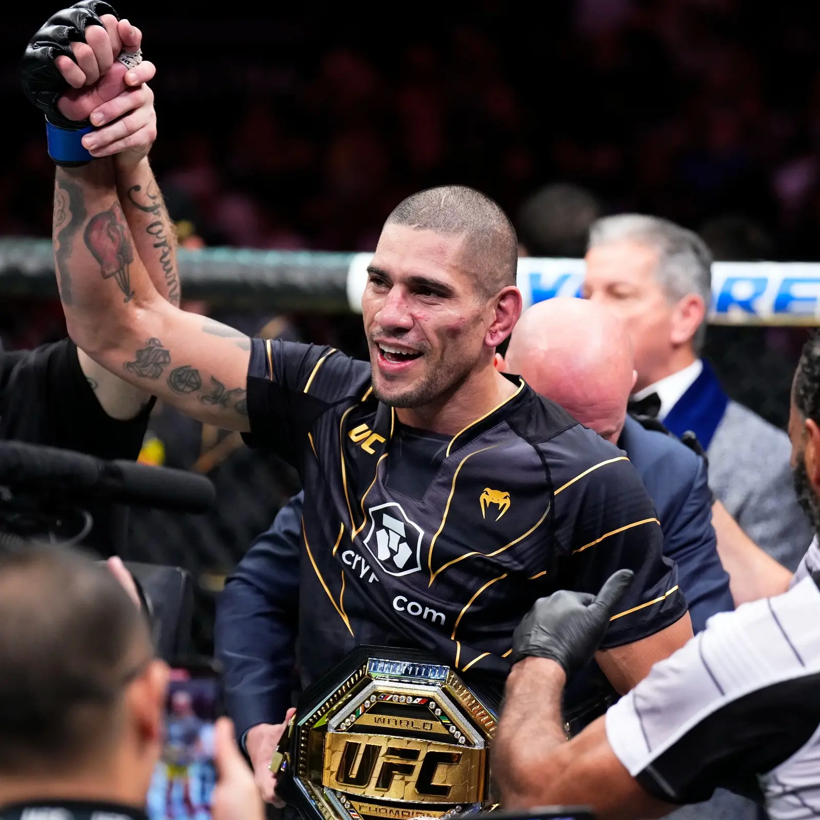 Alex Poatan comemora resultado no UFC