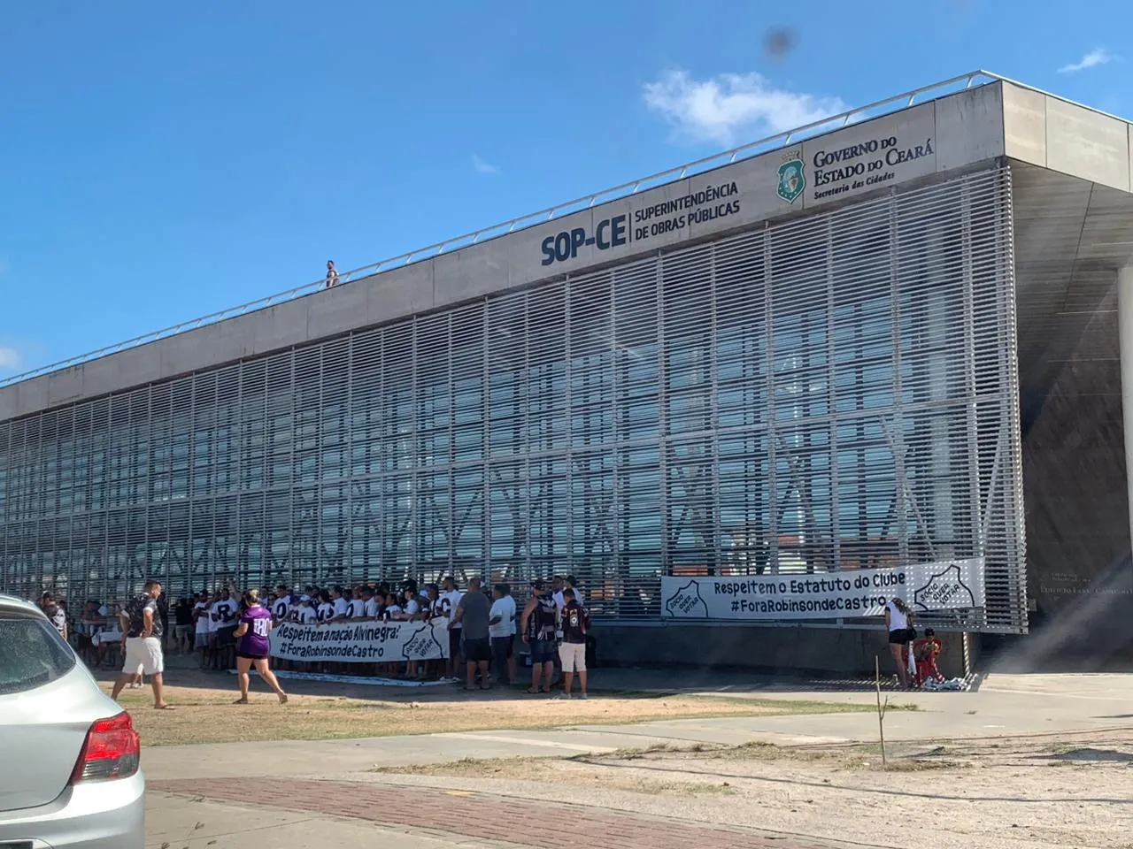 A torcida do Ceará realiza protesto após o rebaixamento do clube para a Série B do Brasileiro