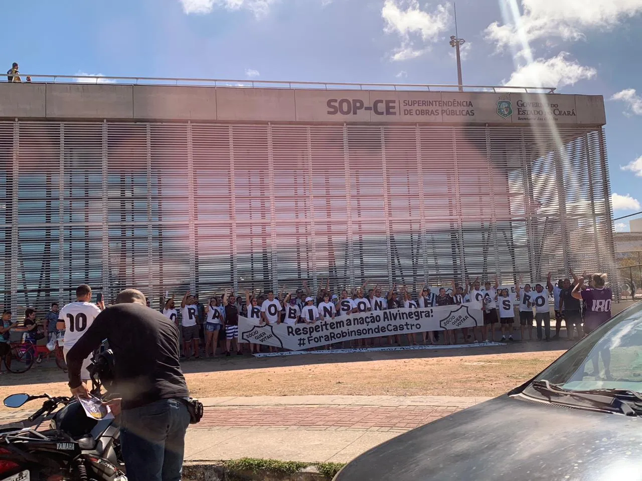 Torcida do Ceará protesta contra a diretoria do clube após o rebaixamento