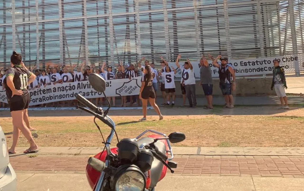 Torcida do Ceará realiza protesto próximo da Arena Castelão antes do jogo contra o Juventude pela Série A
