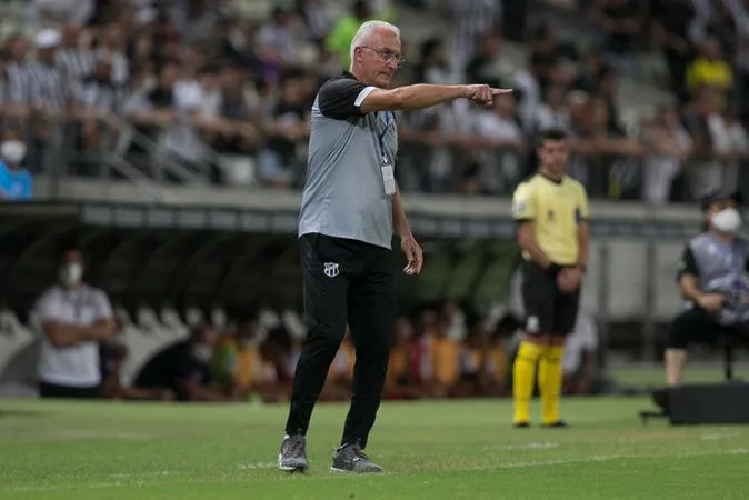 Dorival fazia um bom trabalho no Ceara, com campanha segura na Série A e destacada na Sul-Americana, mas interrompeu o trabalho para dirigir o Flamengo