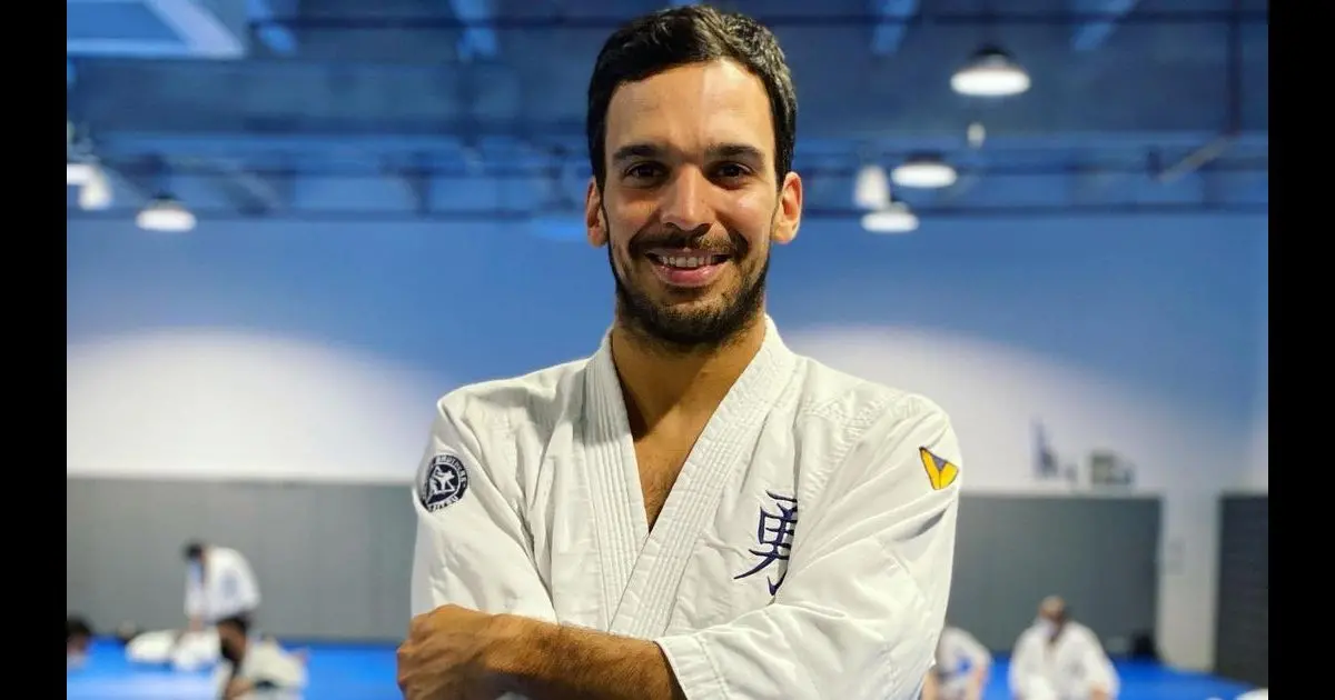 Joaquim Valente de kimono na academia Valente Brothers