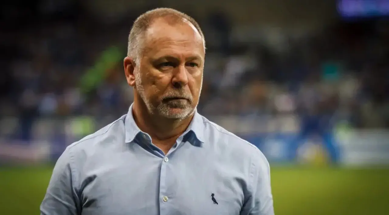 Mano Menezes com semblante sério