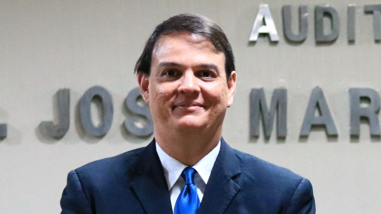 Foto de frente de José Hercy, que é um homem branco de meia idade e tem os cabelos pretos e lisos