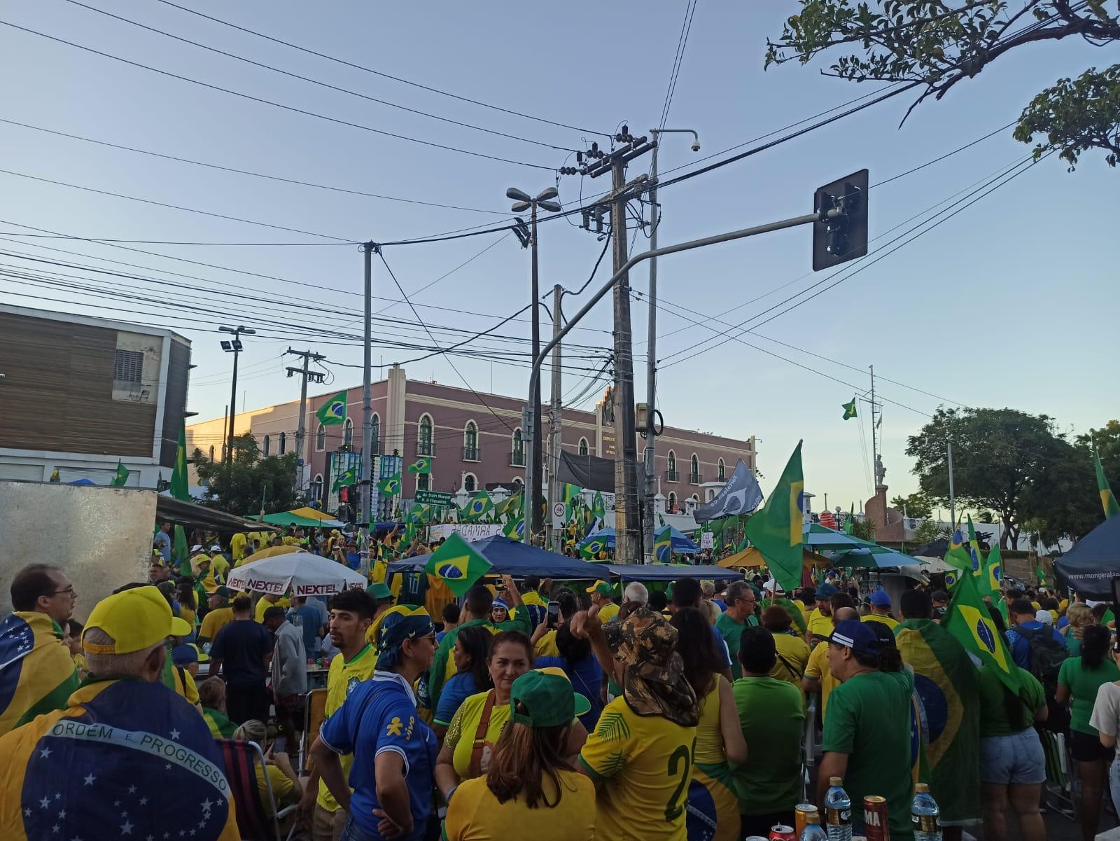 Manifestantes em frente ao quartel