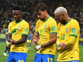 Atletas da Seleção Brasileira comemoram gol