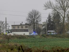 A polícia investiga em 16 de novembro de 2022 o local onde um ataque com míssil matou dois homens na vila de Przewodow, no leste da Polônia, perto da fronteira com a Ucrânia devastada pela guerra, já que a Polônia disse que não há evidências claras de quem lançou o míssil.