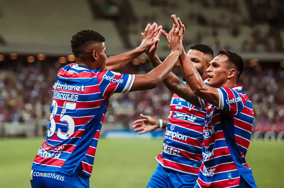 Elenco do Fortaleza comemora vitória