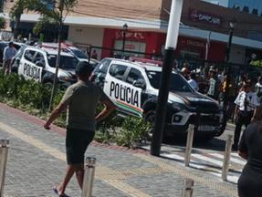 Movimentação de polícia em frente ao shopping em Maracanaú