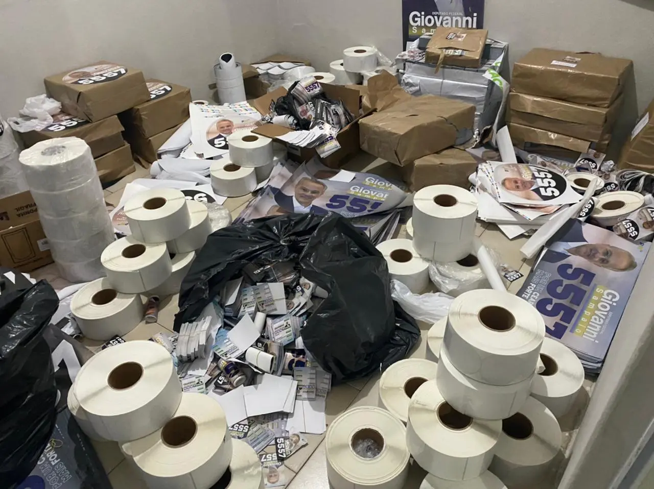 Material de campanha de Giovanni Sampaio