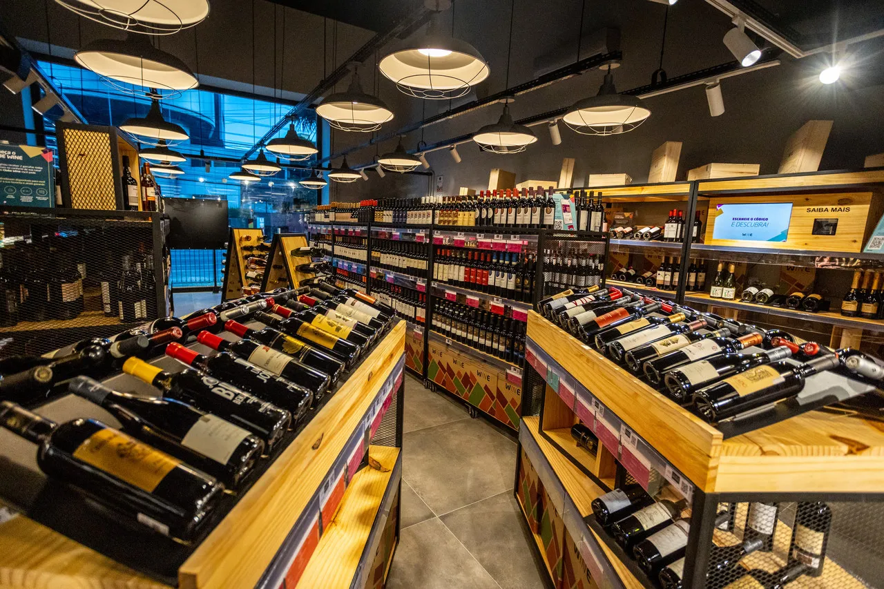 Além da venda de vinhos, cliente pode degustar até quatro rótulos na Wine Fortaleza