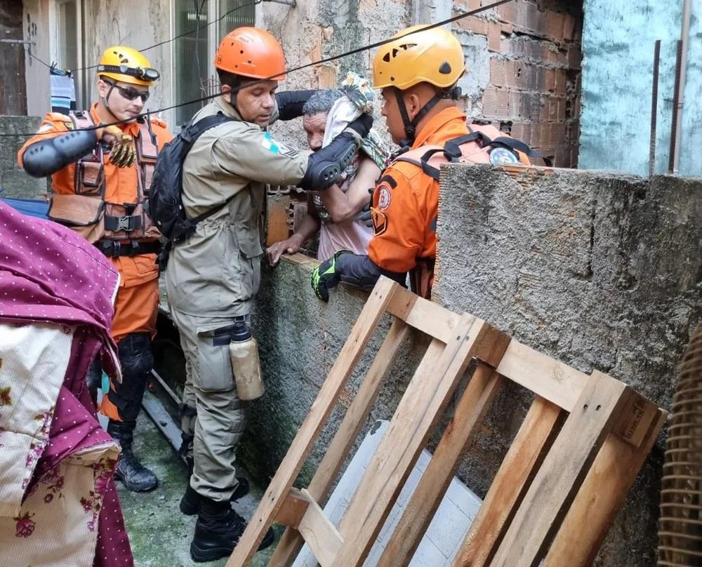 Bombeiros atuam para evacuar imóveis próximo a desabamento —