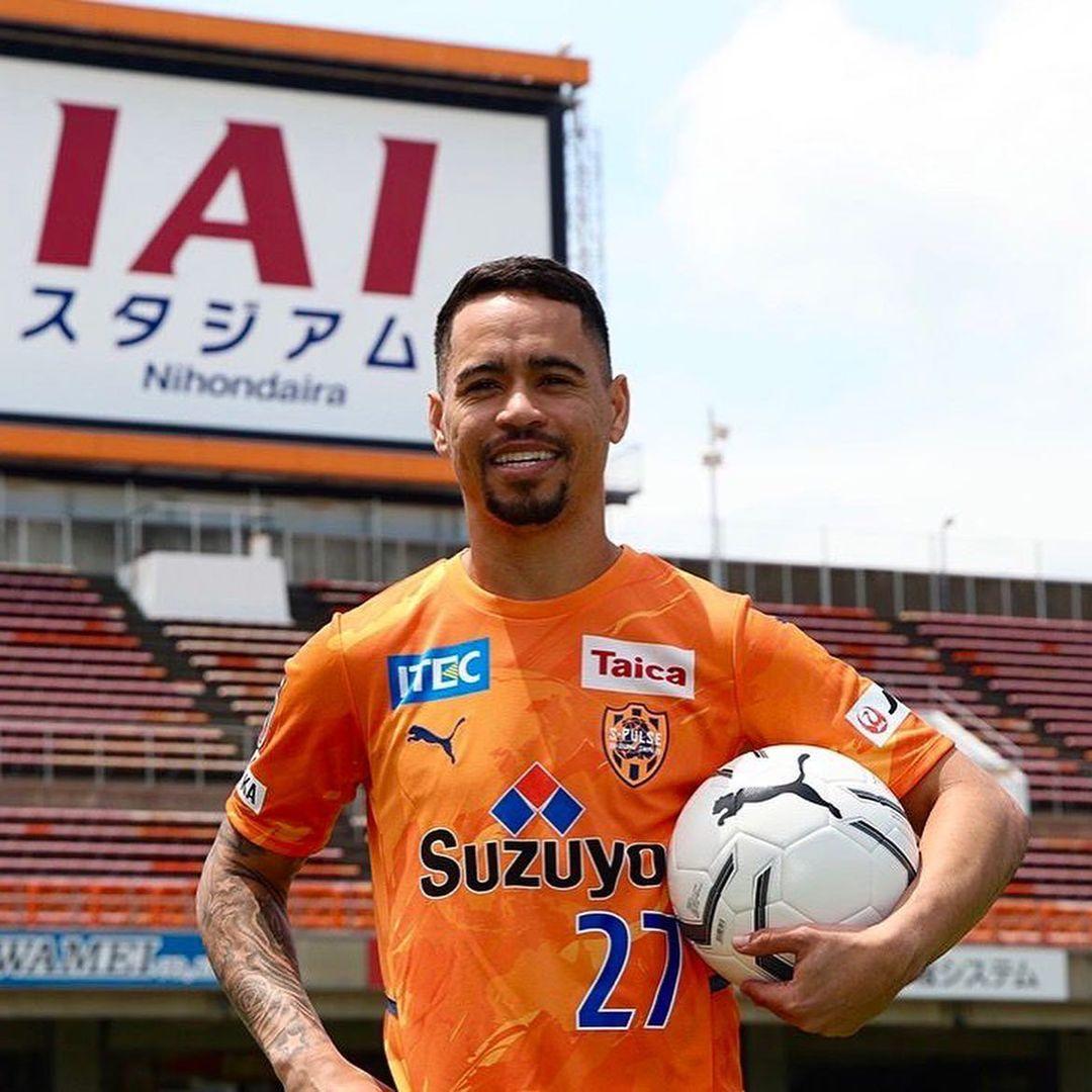 Pikachu em ação pelo Shimizu S-Pulse