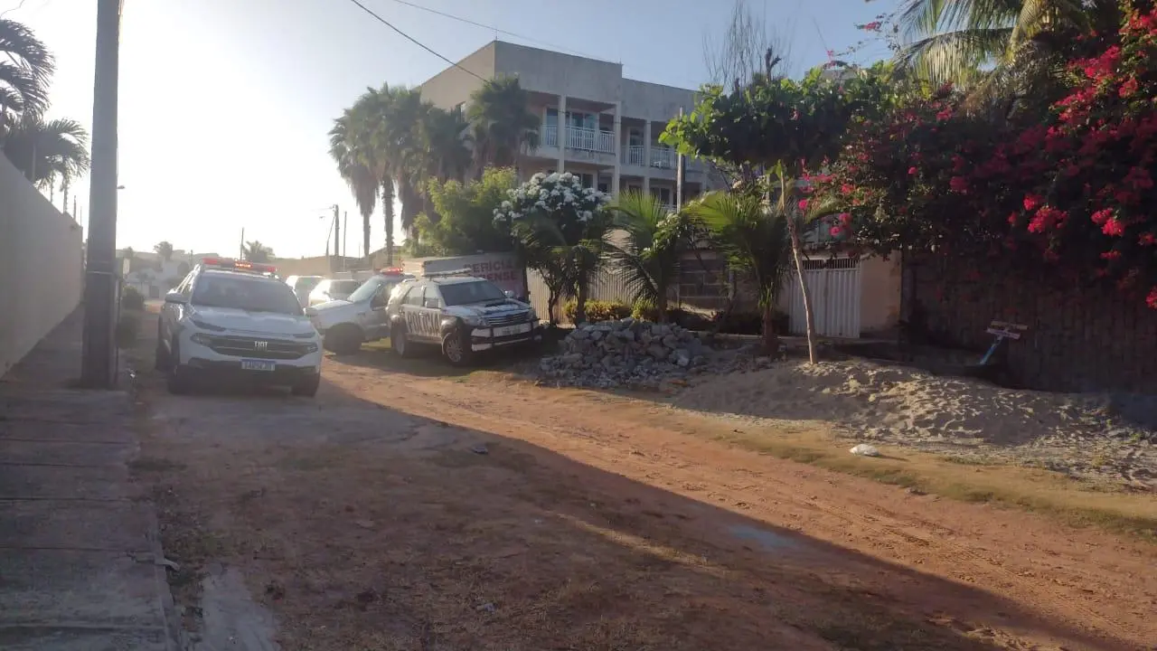 A médica passou mal e morreu na frente de policiais militares, que atendiam uma ocorrência de desordem, em um flat no Porto das Dunas