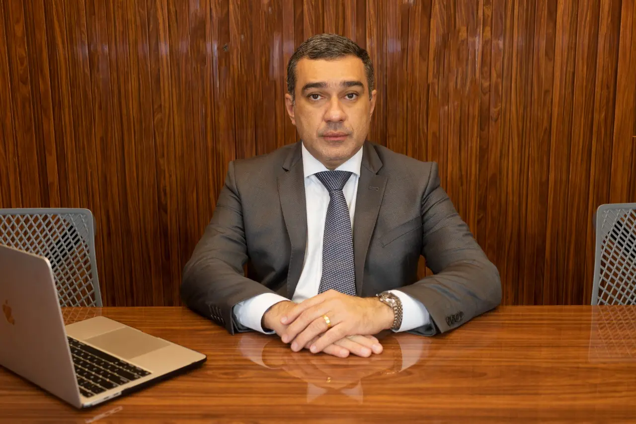Livelton Lopes é  advogado e sócio fundador do escritório Muniz & Lopes Advocacia