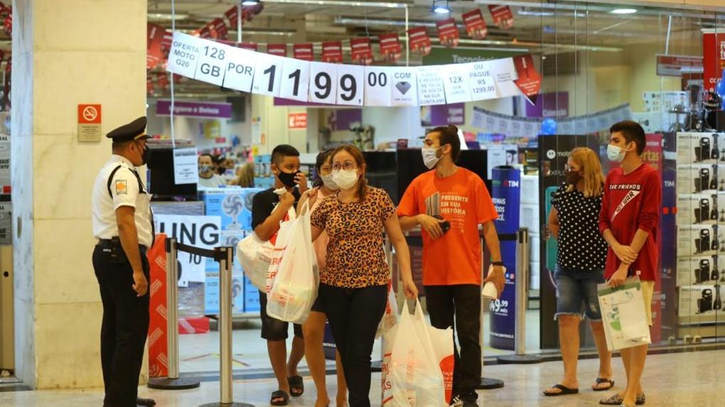Consumidores comprando no shopping
