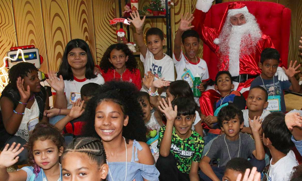 Papai Noel dos Correios com crianças