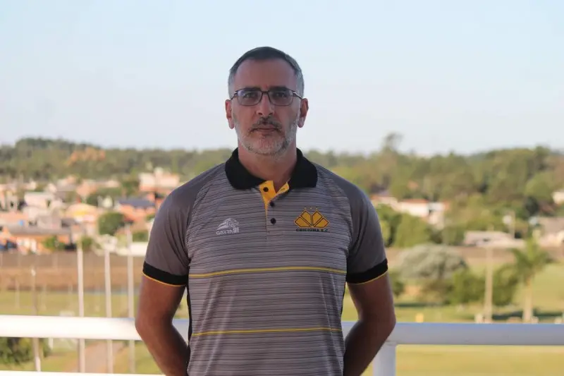 Imagem mostra homem em pé