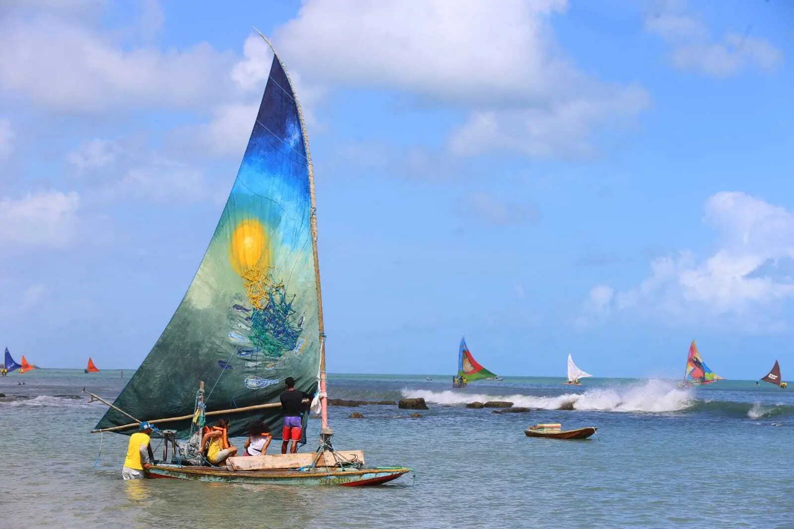 Jangada participante da exposição de flutuantes Aquavelas da 12ª edição do Encontro Sesc Povos do Mar, 20 de novembro de 2022