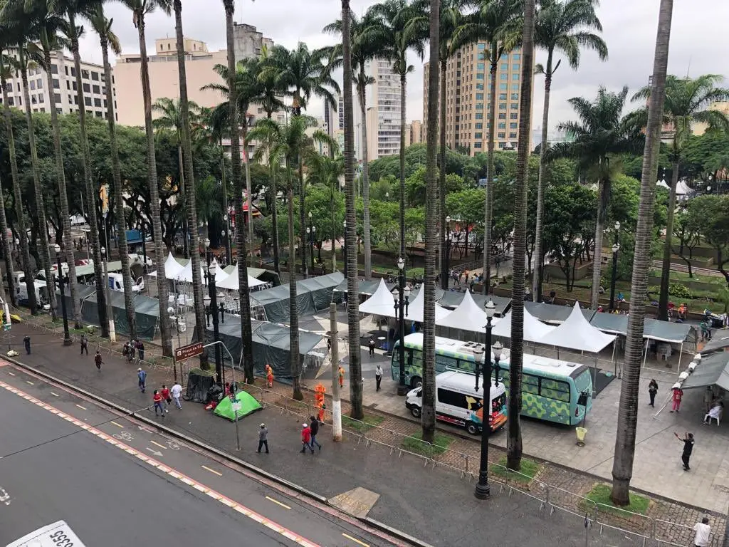 barracas montadas na praça da sé, em são paulo