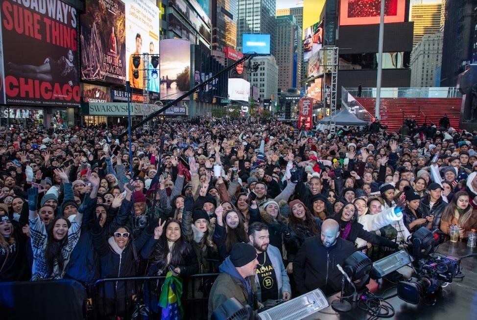 Grande público lotou Times Square para assistir sertanejos