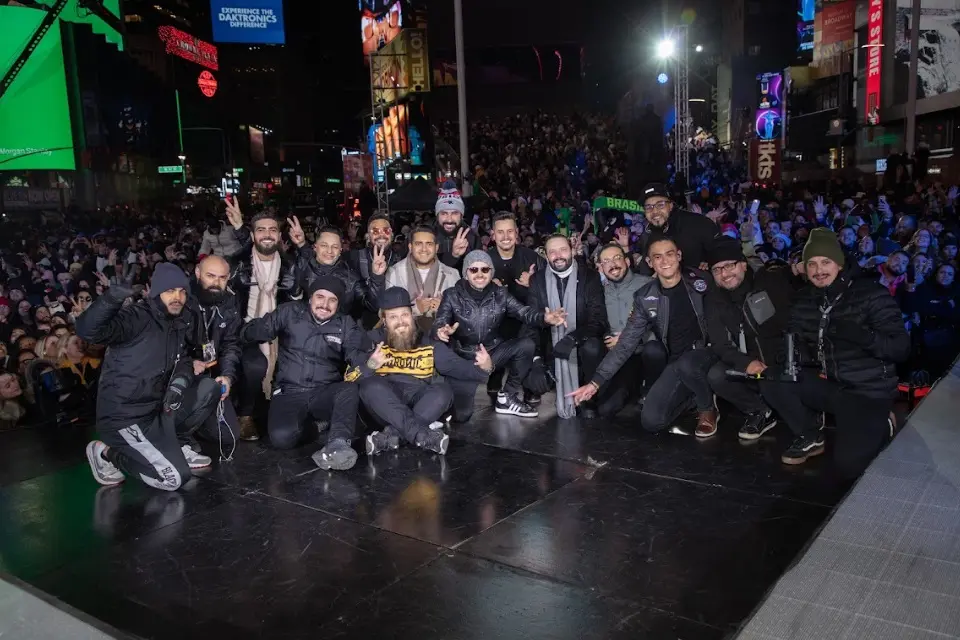 Cantores ao lado de equipe que trabalhou em DVD