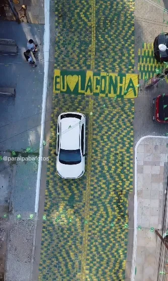 Moradores se mobilizam para pintar ruas de cidade litorânea.