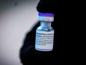 Frascos de vacina contra Covid-19 desenvolvida pela Pfizer