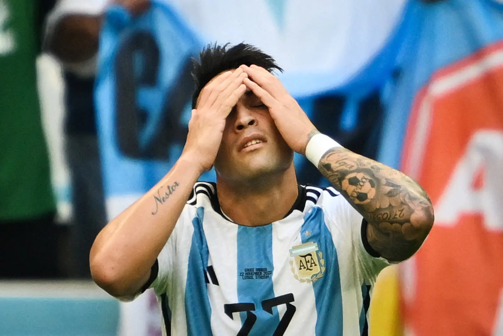Lautaro Martínez lamentando após gol anulado