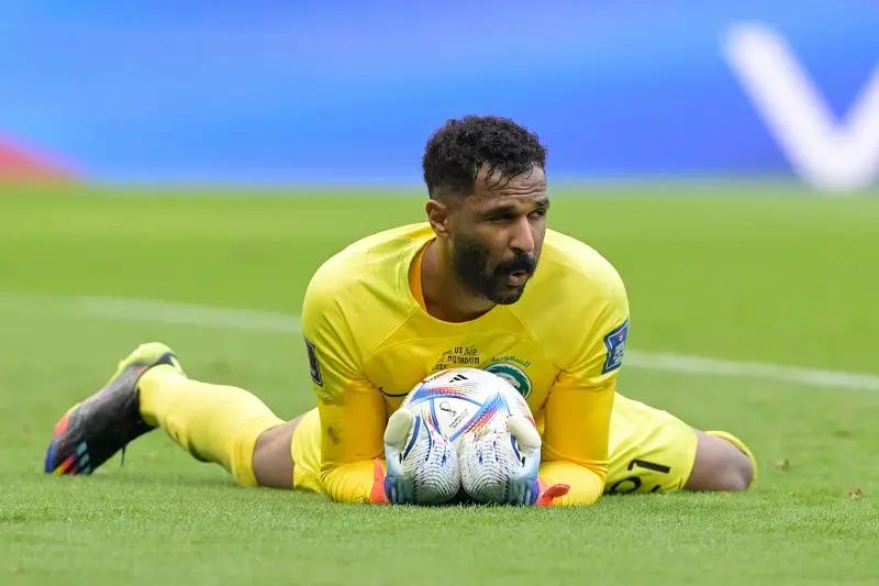 Imagem mostra jogador de futebol com bola na mão