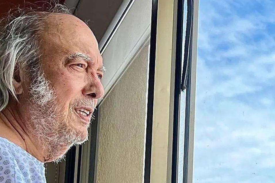 Erasmo Carlos em janela do hospital no qual estava internado