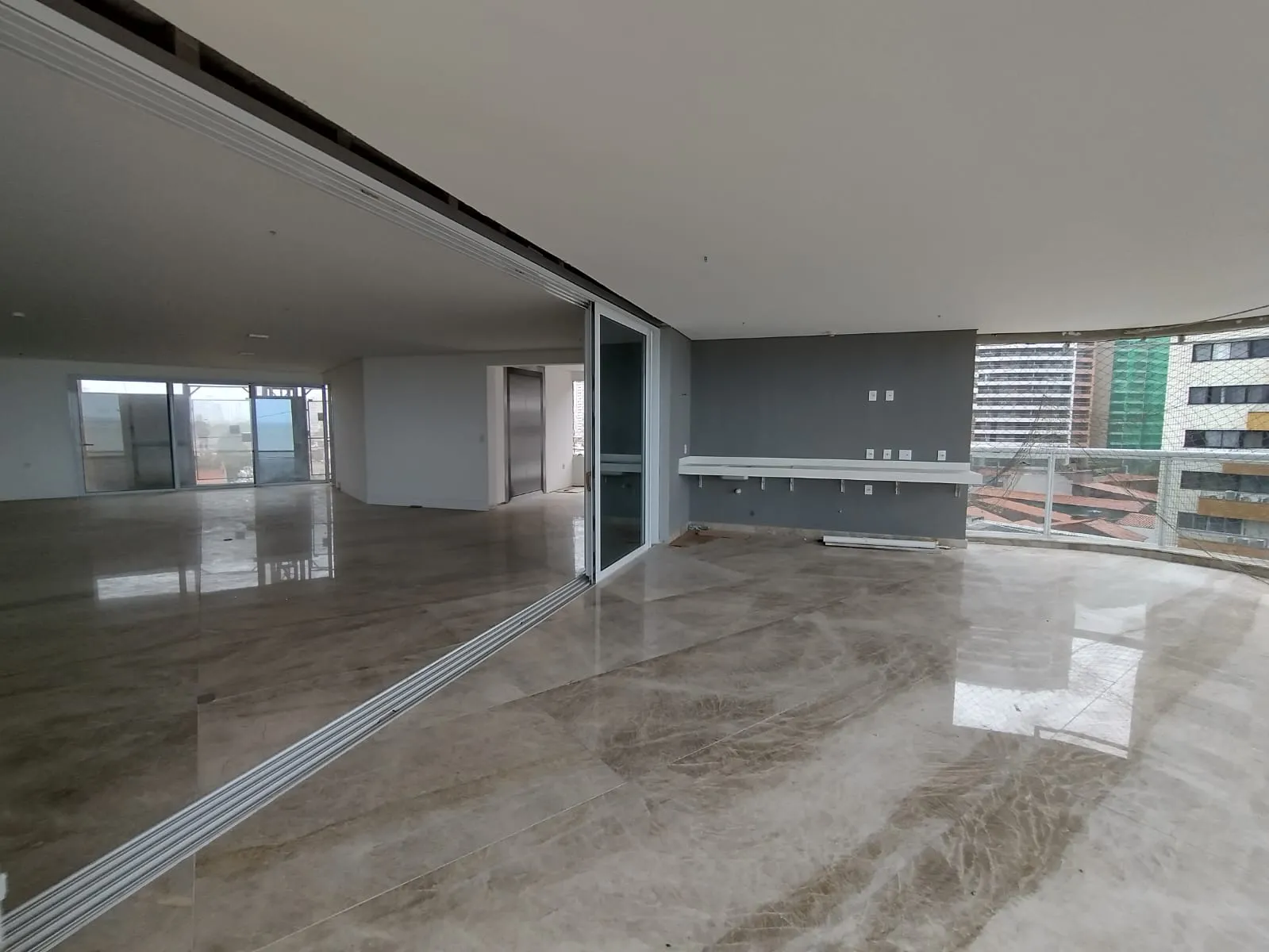 Em fase de construção, o One Residencial tem espaços amplos de sala e varanda