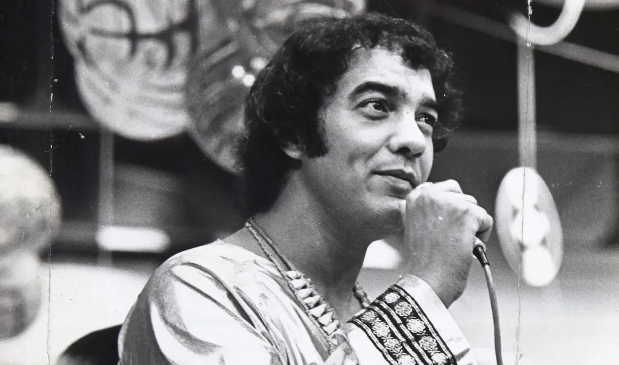 Foto em preto e branco do cantor e compositor Erasmo Carlos
