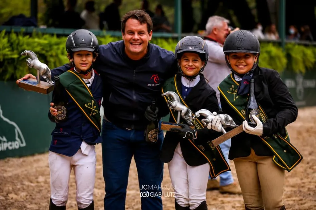 Jorge Luis Passamani é cavaleiro profissional e instrutor de hipismo